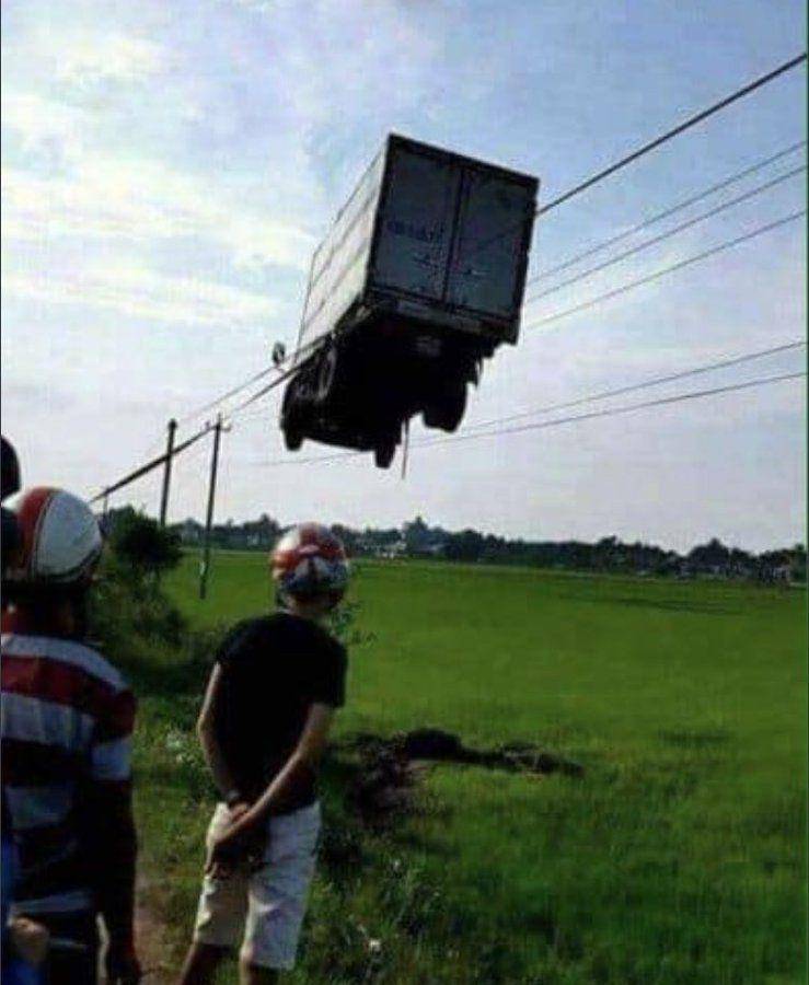 mobil nyungsep dan nyangkut gak normal (twitter.com/ConfusingImages)