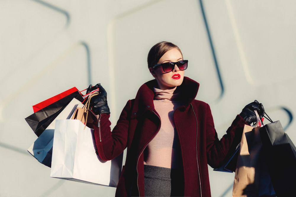ilustrasi memegang shopping bags (unsplash.com/freestocks)