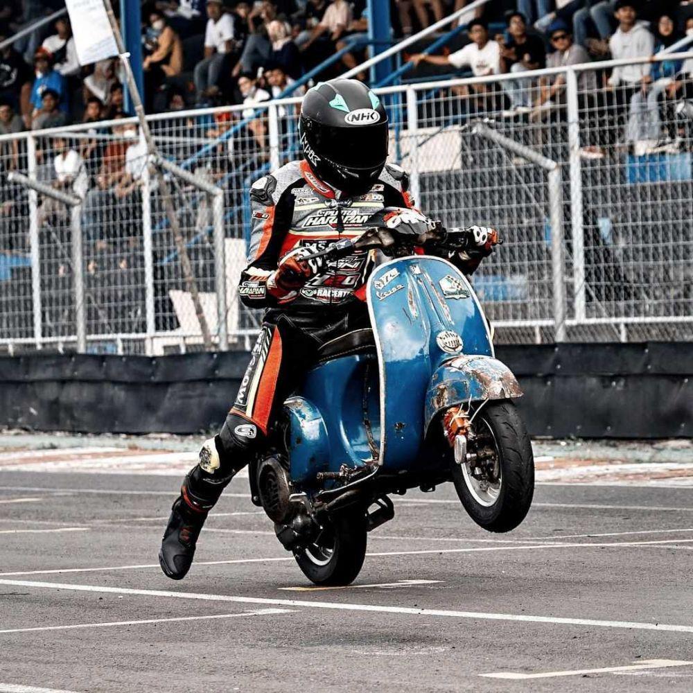 ilustrasi vespa balap (instagram.com/thebroto_s)