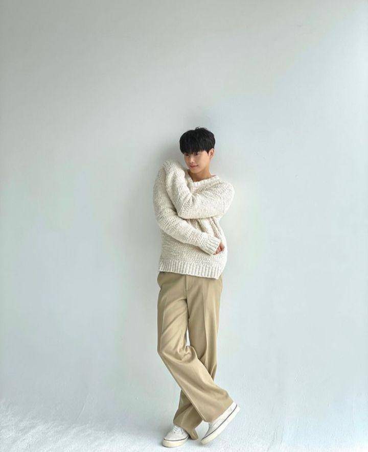 OOTD ala Song Kang (instagram.com/songkang_b)