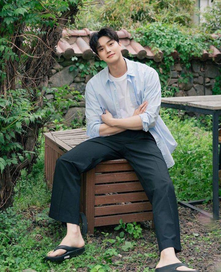 OOTD ala Song Kang (instagram.com/songkang_b)