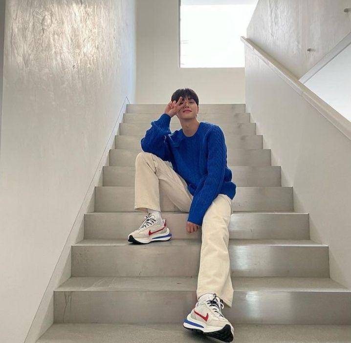 OOTD ala Song Kang (instagram.com/songkang_b)