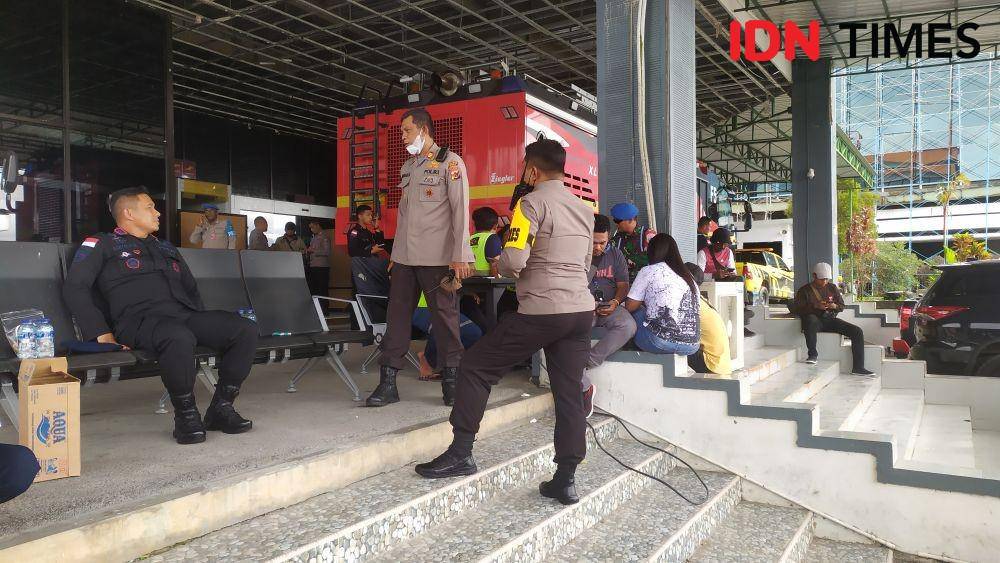 Situasi di Bandara Mosez Kilangin sisi Selatan menunggu proses evakuasi 9 korban pembantaian IDN Times/ Ricky Lodar