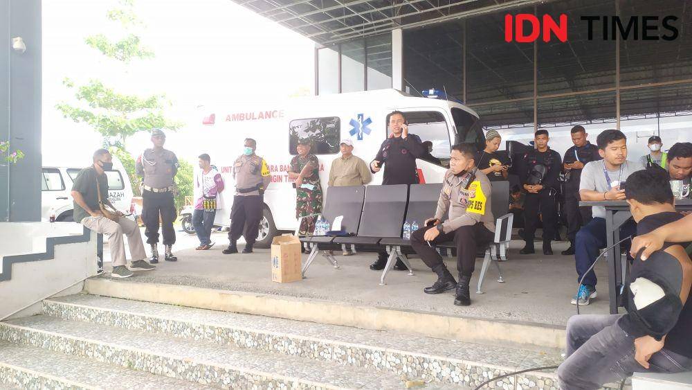 Suasana di Bandara Mosez Kilangin Timika sisi selatan menunggu evakuasi korban pembantaian Nduga IDN Times/ Ricky Lodar