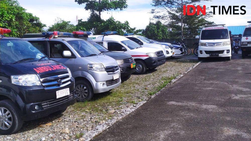9 ambulans disiagakan di Bandara Mosez Kilangin Timika sisi selatan menunggu evakuasi IDN Times/ Ricky Lodar