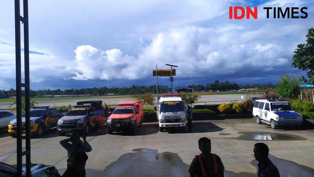 Suasana di Bandara Mosez Kilangin Timika sisi selatan menunggu evakuasi korban pembantaian IDN Times/ Ricky Lodar