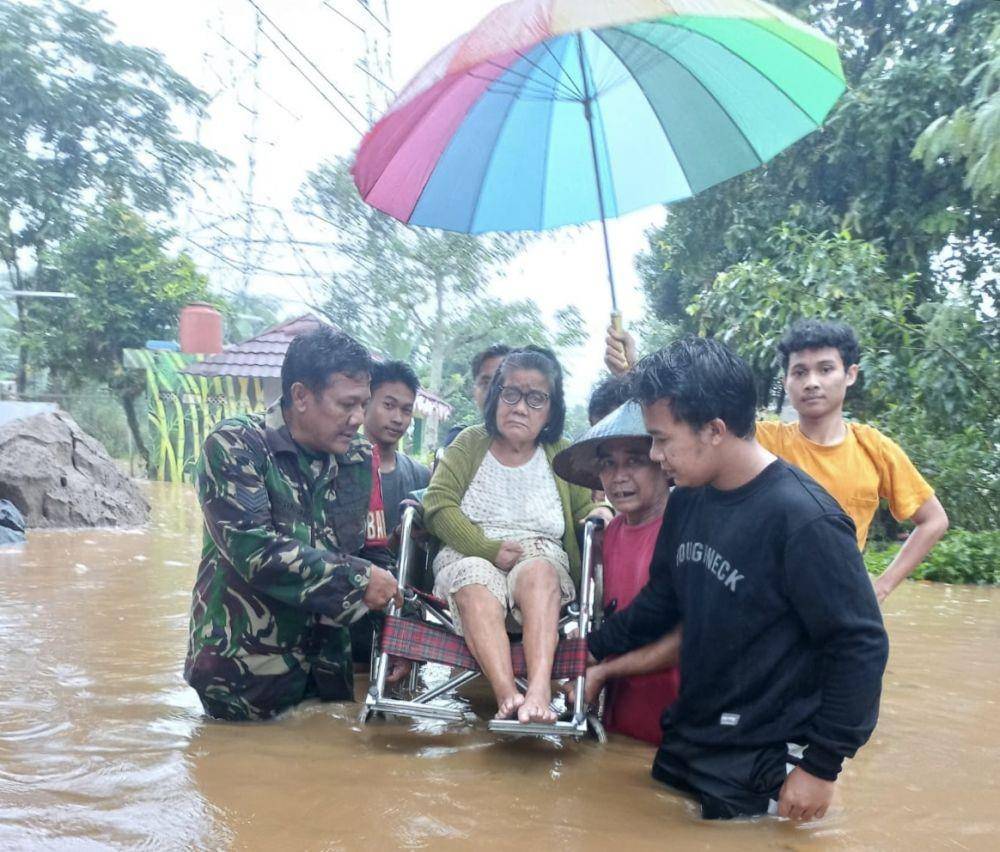 Lansia saat mendapatkan pertolongan bantuan evakuasi dari Babinsa dan warga di Villa Pamulang, Kelurahan Pondok Petir, Kecamatan Bojongsari, Kota Depok. (Istimewa)