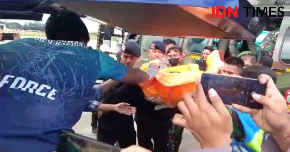 Salah satu korban pembantaian yang di angkut ke dalam mobil jenazah IDN Times/ Ricky Lodar