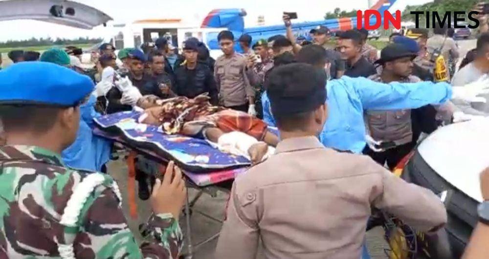 Korban pembantaian yang selamat ditanduasil kedalam mobil ambulans dan selanjutnya akan dibawa ke RSUD Mimika IDN Times/ Ricky Lodar