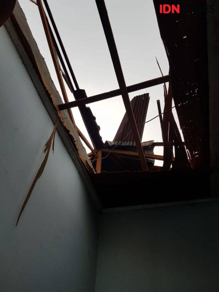 Rumah yang rusak diterpa puting beliung di Kota Binjai (IDN Times/ Bambang Suhandoko)