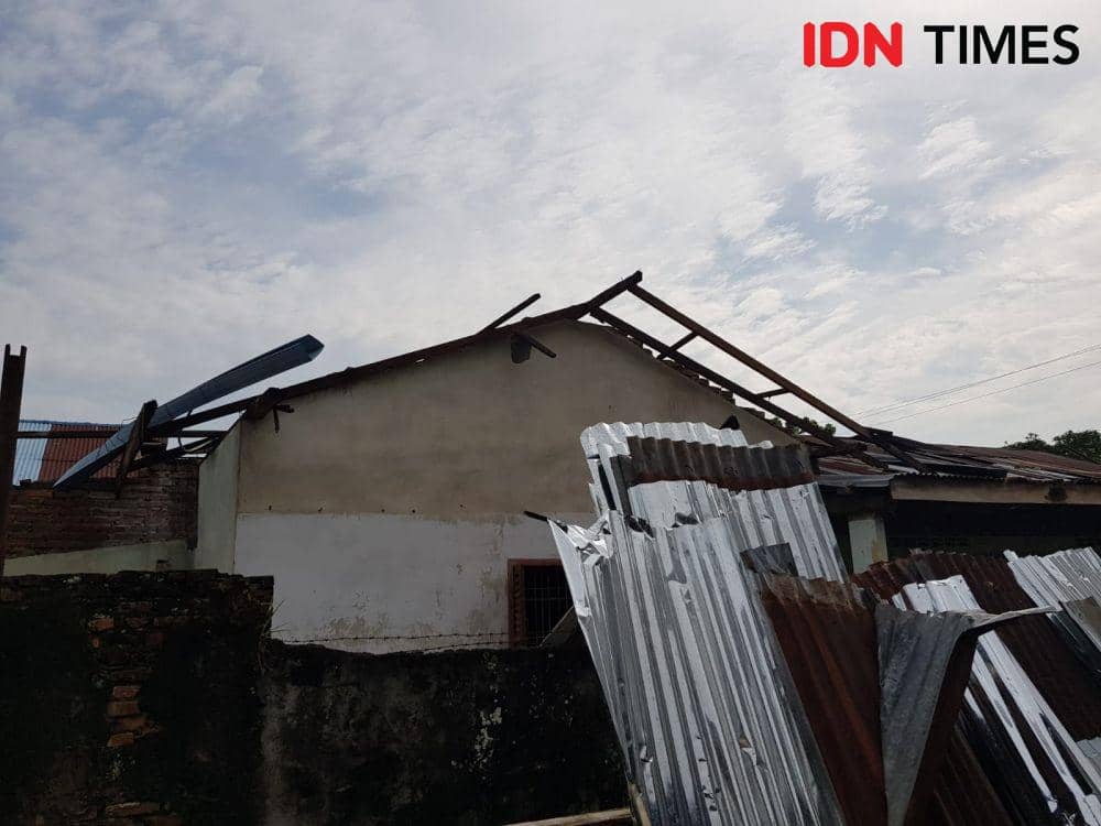 Rumah yang rusak diterpa puting beliung di Kota Binjai (IDN Times/ Bambang Suhandoko)