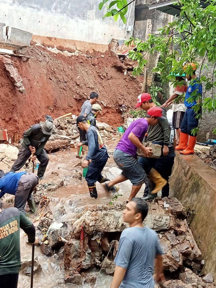 Warga dan dinas terkait melakukan penanganan longsor di Kali Pinang, Kelurahan Gandul, Kecamatan Cinere, Kota Depok. (Istimewa)