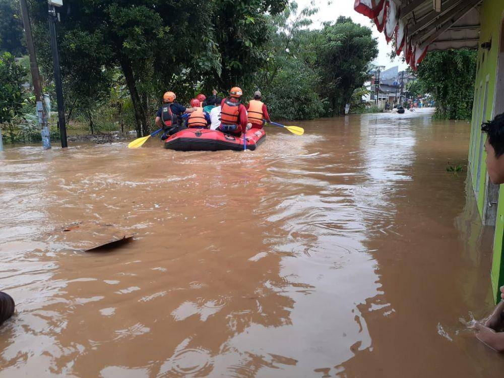 Petugas menggunakan perahu karet untuk mengevakuasi warga terdampak banjir di Villa Pamulang, Kelurahan Pondok Petir, Kecamatan Bojongsari, Kota Depok. (Istimewa)