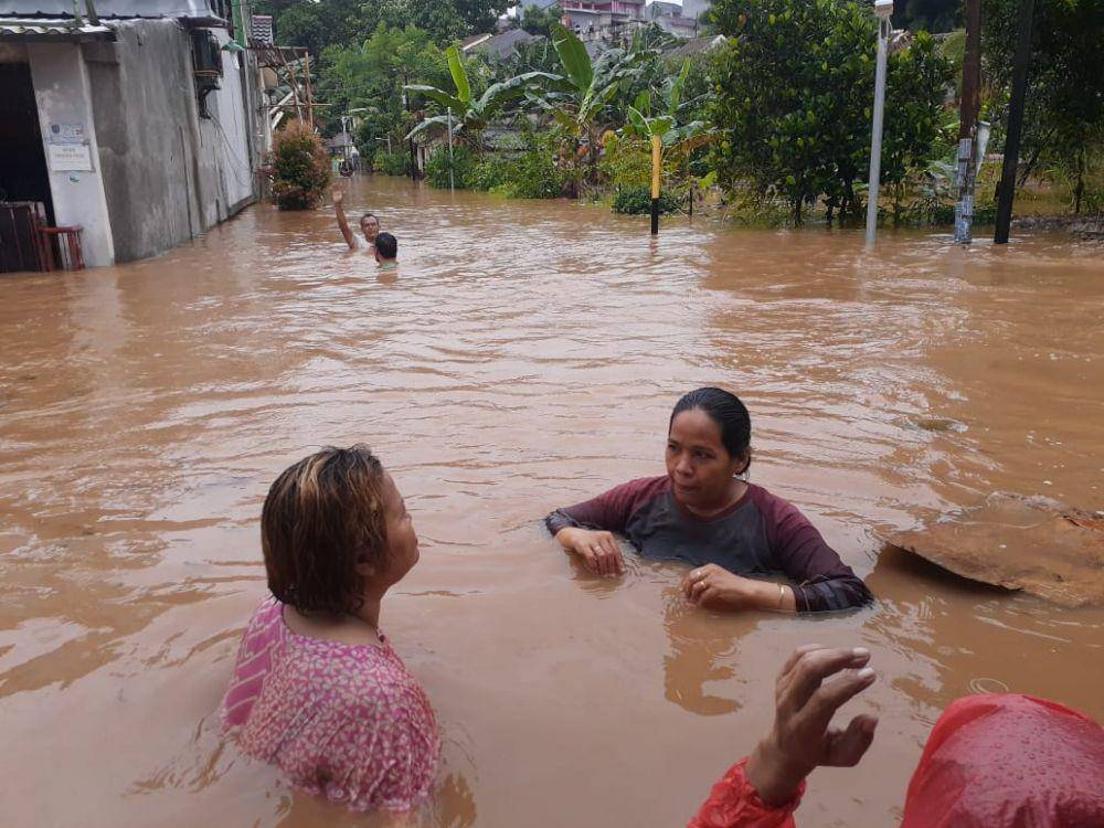 Sejumlah warga yang terdampak banjir di Perumahan Villa Pamulang, Kelurahan Pondok Petir, Kecamatan Bojongsari, Kota Depok. (Istimewa)
