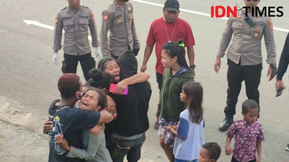 Keluarga korban saat menangis histeris dibandara Mosez Kilangin Timika IDN Times/ Ricky Lodar