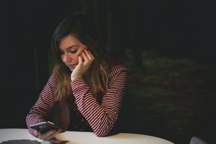 ilustrasi wanita browsing (Unsplash.com/ Kev Castello)