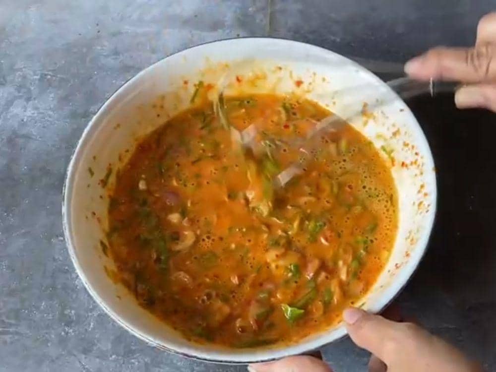 Ilustrasi adonan telur dadar padang (youtube.com/Cheche Kitchen)