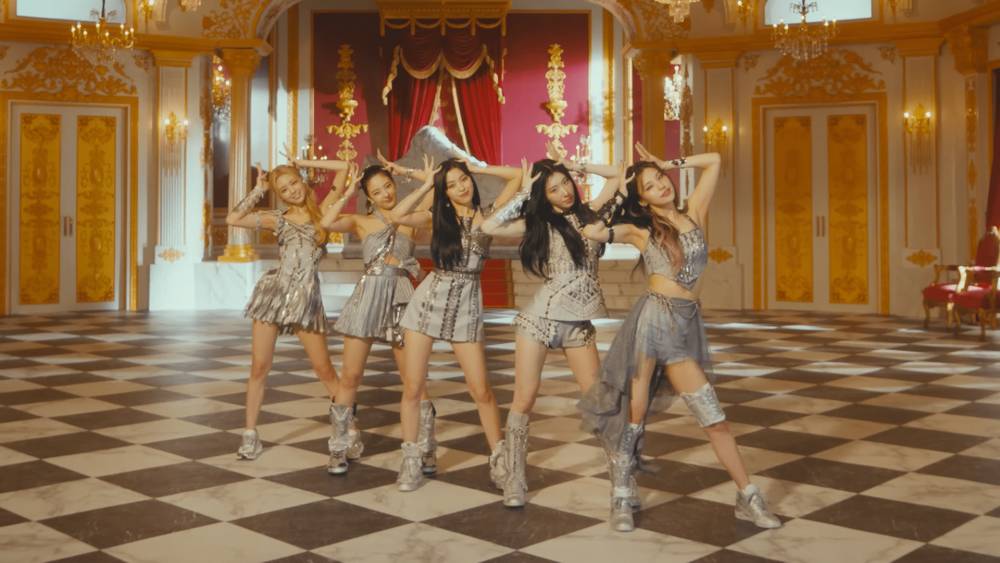 sneakers di mv terbaru itzy (youtube.com/jypentertaiment)
