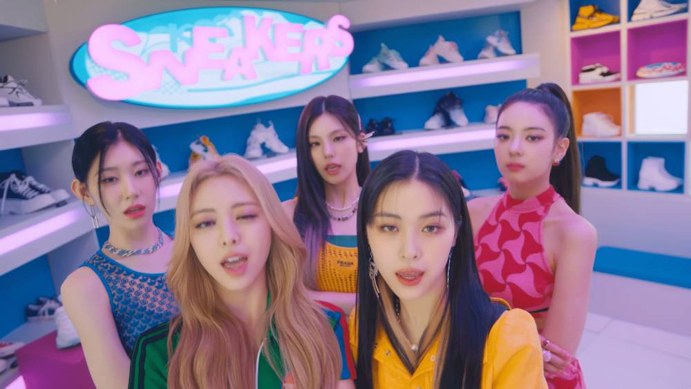 masa futuristik di mv itzy (youtube.com/jypentertaiment)