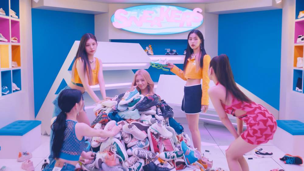 outfit member itzy di mv terbaru (youtube.com/jypentertaiment)