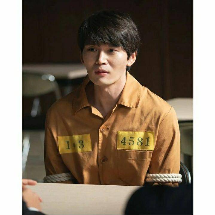 Han Joon Woo di Through the Darkness (instagram.com/_junwoo_han)