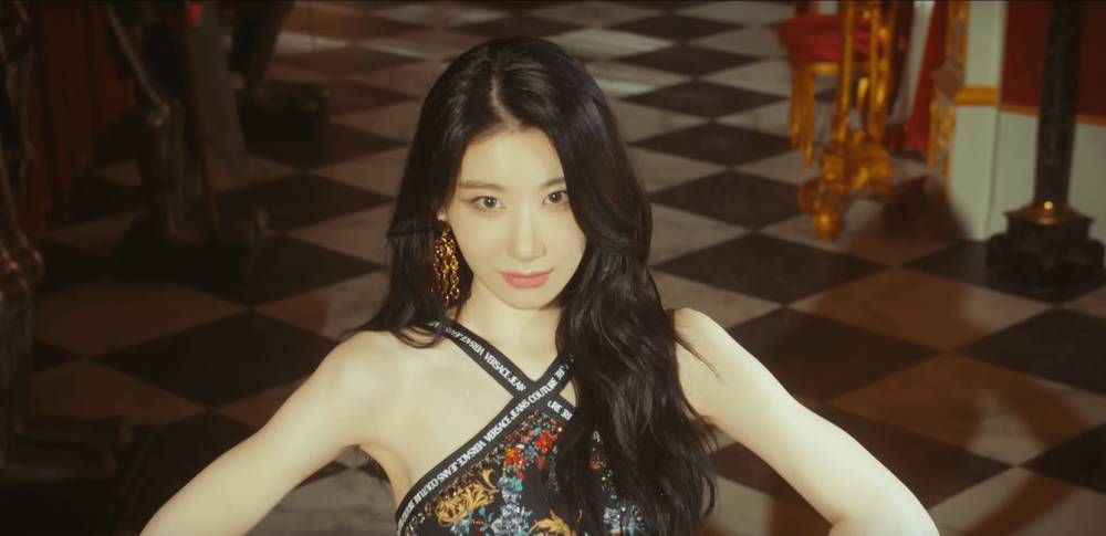 chaeryeong di mv terbaru ITZY (youtube.com/JYPentertaiment)