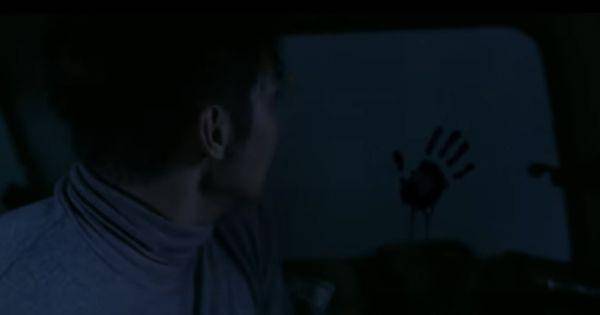 Arthur dikagetkan dengan jejak tapak tangan berdarah ( Dok. MD Pictures / Ivanna )