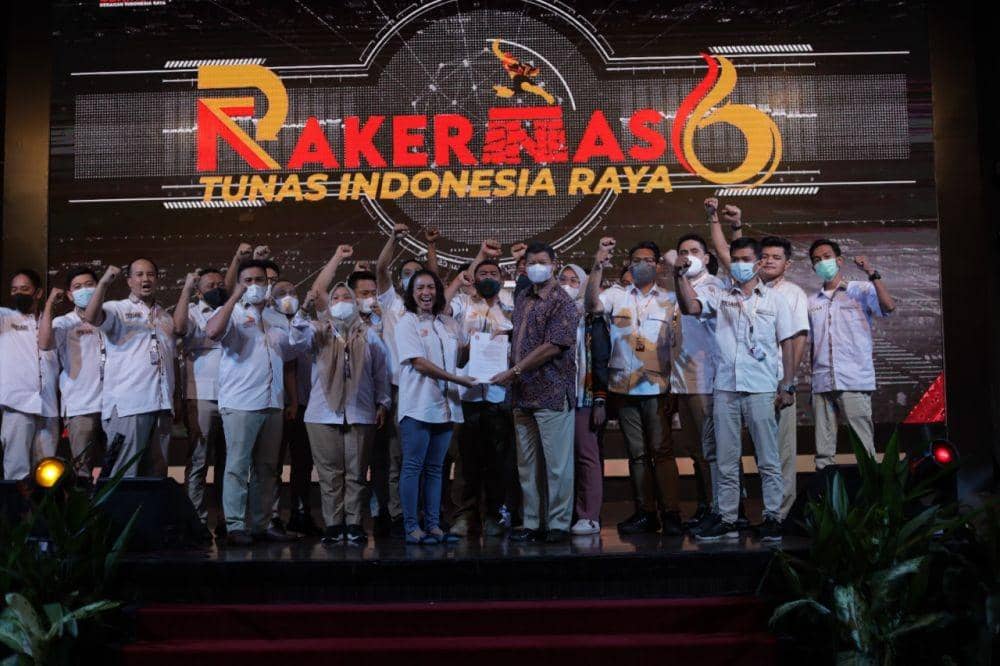 Pengurus Tidar serahkan surat deklarasi dukungan ke Prabowo Subianto yang diterima Wakil Ketua Dewan Pembina Partai Gerindra, Hasim Djojohadikusumo, Sabtu (16/7/2022) malam (Dok.Istimewa)