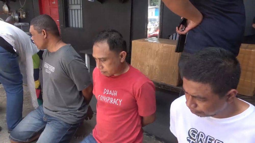 Tiga tersangka pembobolan toko ponsel di Powhuwato, Gorontalo, yang ditangkap di Makassar, Sulawesi Selatan. (Dok. Istimewa)