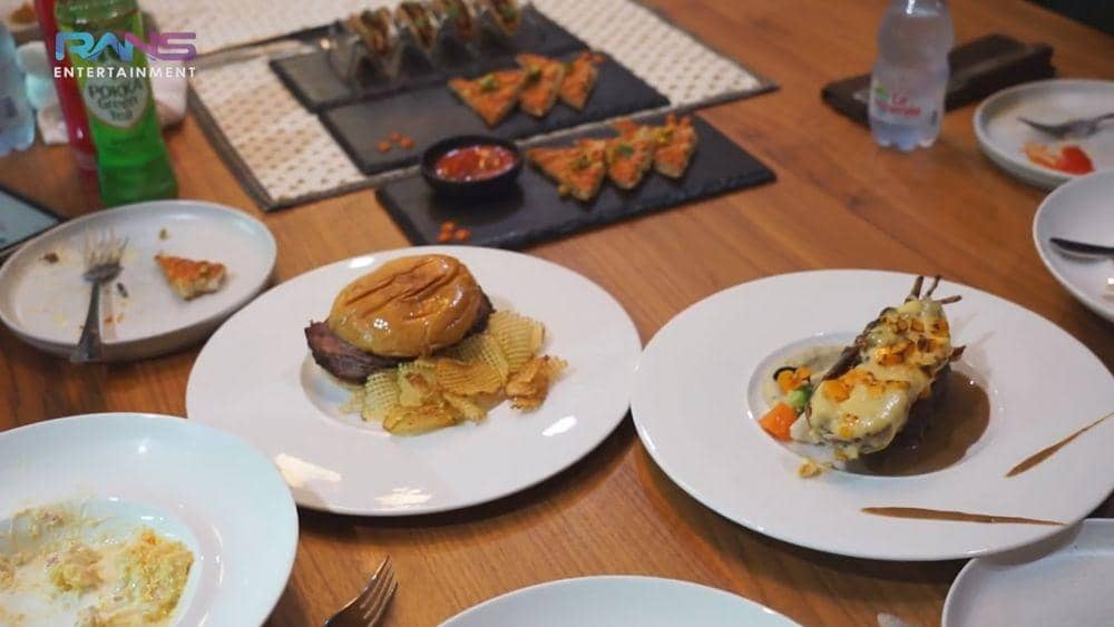 Nagita makan steak berlapis emas (youtube.com/ransentertainment)