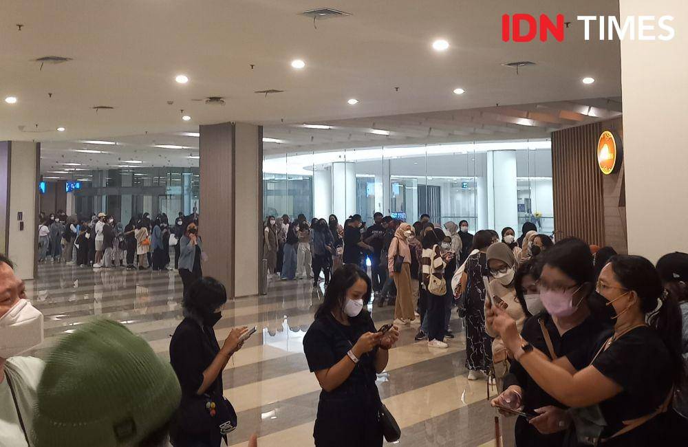 antrian penonton yang ingin berfoto di photo booth setelah konser Epik High di Jakarta (dok. IDN Times/Ines Sela Melia)