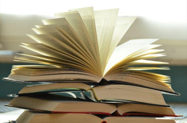 tumpukan buku (pexels.com/Pixabay)