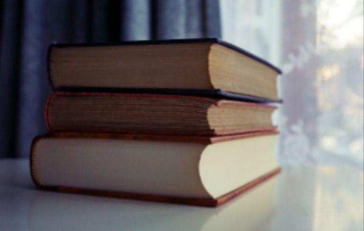 tumpukan buku (pexels.com/Suzy Hazelwood)