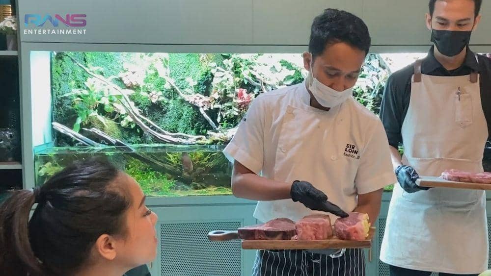 Nagita makan steak berlapis emas (youtube.com/ransentertainment)