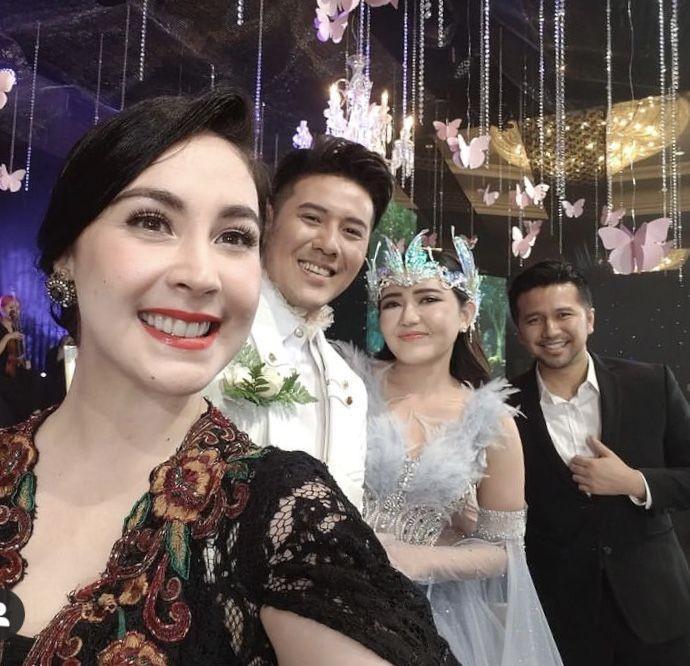 11 Potret Tamu Resepsi Via Vallen dan Chevra, Banyak Figur Publik