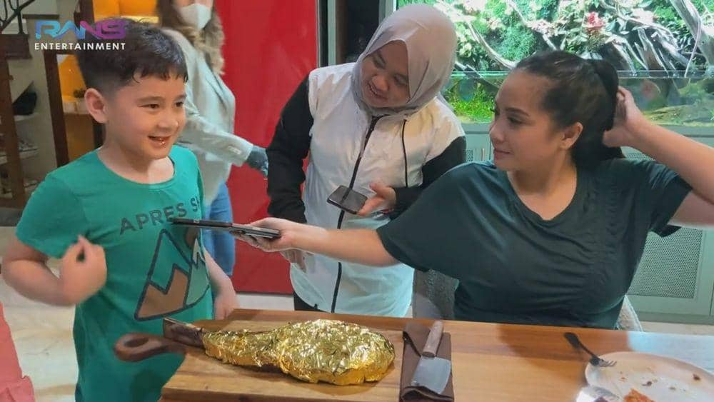 Nagita makan steak berlapis emas (youtube.com/ransentertainment)