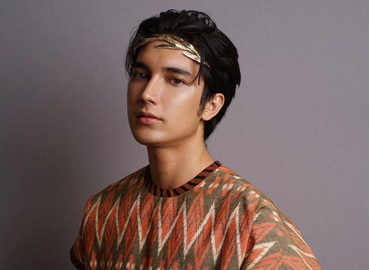 10 Potret Gaya Junior Roberts Bertema Cowok Bumi