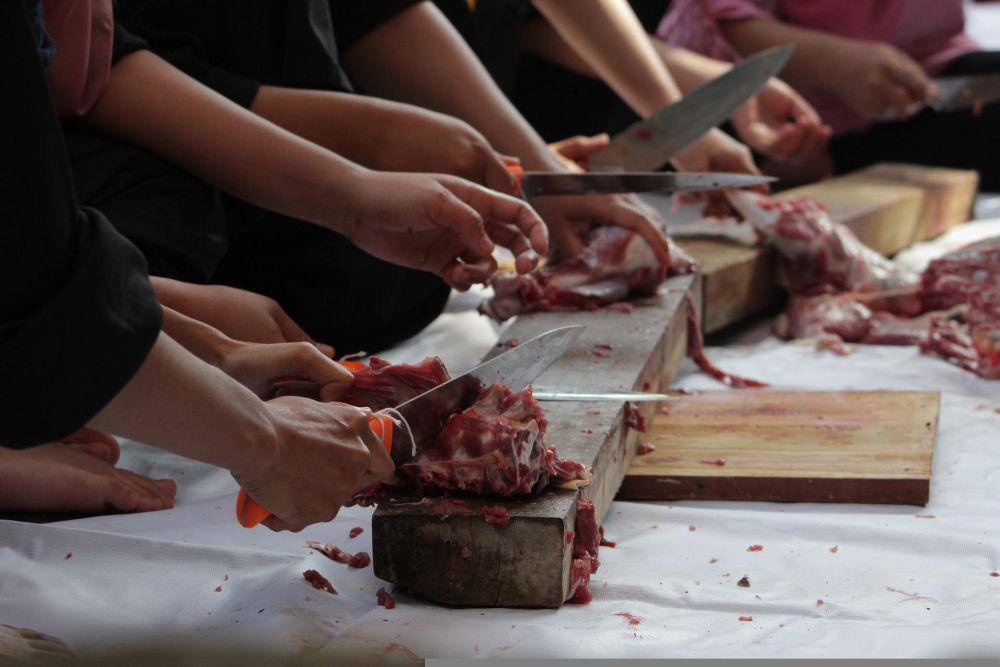 ilustrasi orang mengolah daging (pixabay.com/Ikhlas_Sabilly)