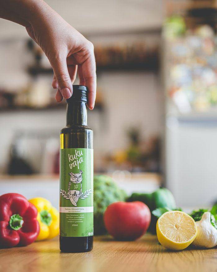 ilustrasi gambar cuka dan lemon (unsplash.com/kukuvaja)