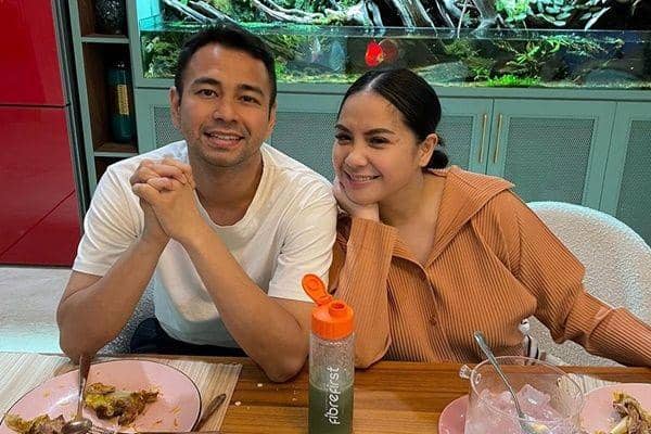 10 Potret Nagita Slavina Makan Steak Berlapis Emas 24 Karat