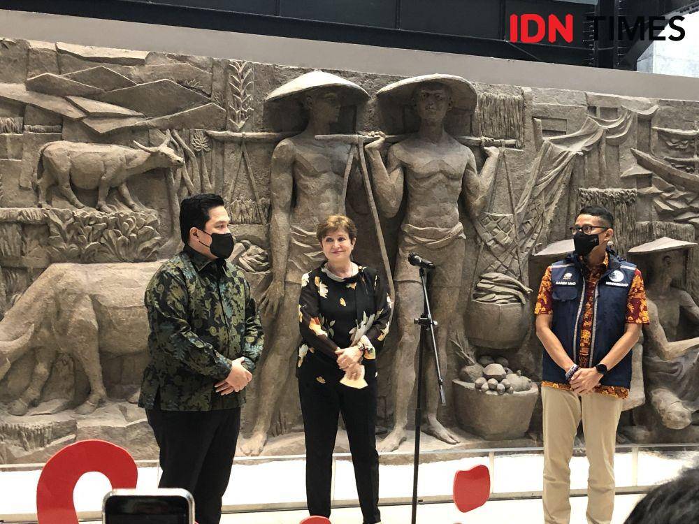 Managing Director IMF Kristalina Georgieva saat mengunjungi Gedung Sarinah bersama Menteri BUMN Erick Thohir dan Menparekraf Sandiaga Uno, Minggu (17/7/2022). (IDNTimes/Melani Putri)