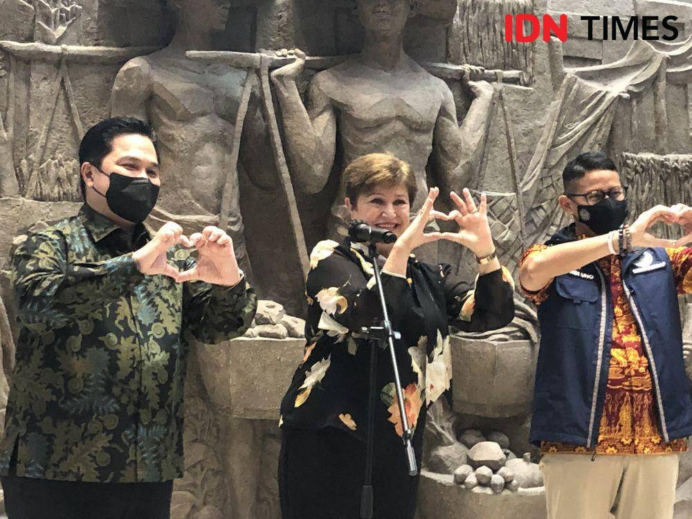 Menteri BUMN Erick Thohir, Menteri Parekraf Sandiaga Uno, dan Managing Director IMF Kristalina Georgieva saat mengunjungi Gedung Sarinah, Minggu (17/7/2022). (IDNTimes/Melani Putri)