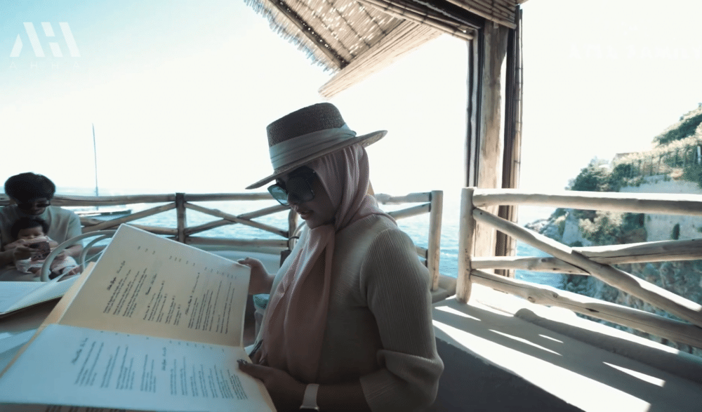 momen Atta dan Aurel makan seafood di Italia (youtube.com/attahalilintar)