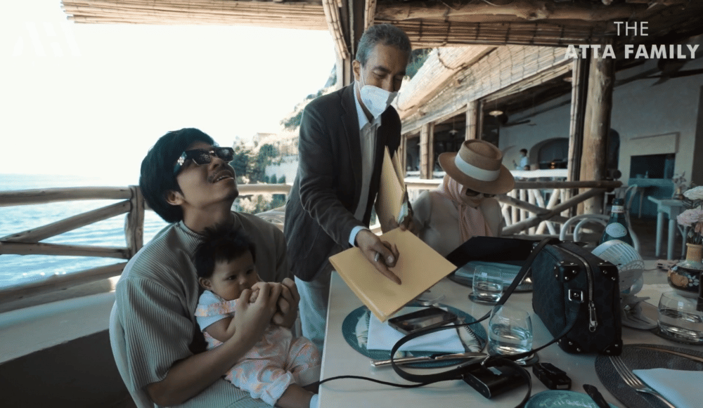 momen Atta dan Aurel makan seafood di Italia (youtube.com/attahalilintar)