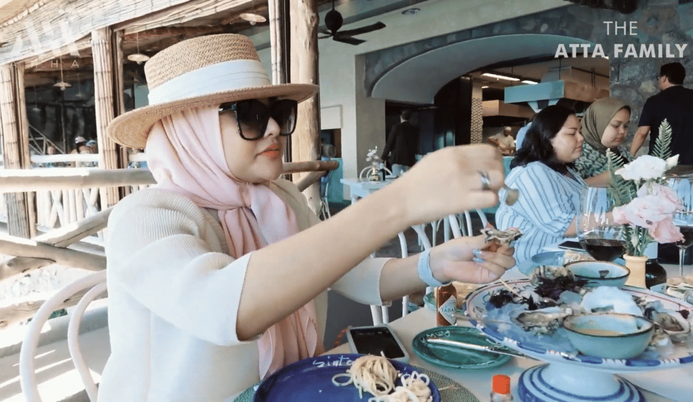 momen Atta dan Aurel makan seafood di Italia (youtube.com/attahalilintar)
