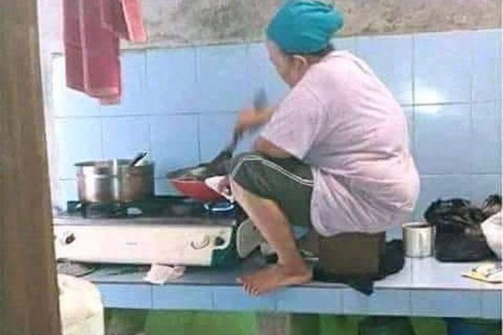 10 Potret Kocak Ibu-ibu saat Mengurus Rumah Ini Nyeleneh Abis