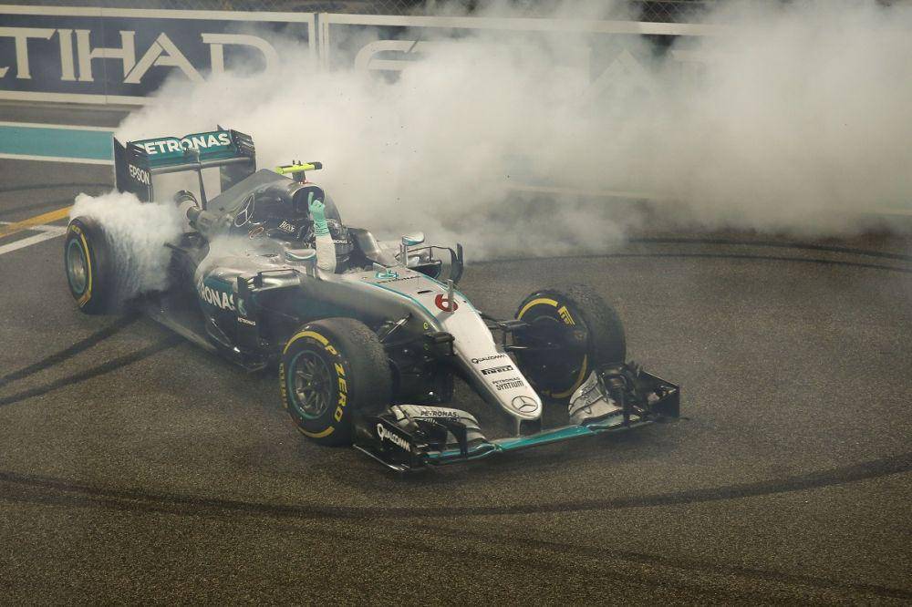 Selebrasi Nico Rosberg saat menjuarai Formula 1 musim 2016. (twitter.com/F1)
