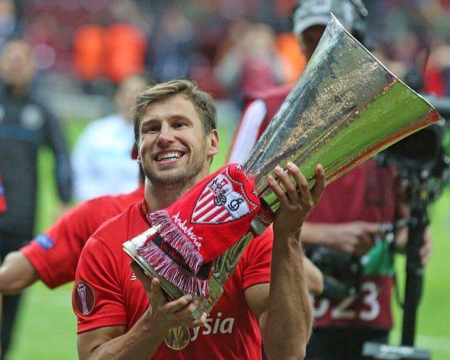 Grzegorz Krychowiak mengangkat trofi Europa League bersama Sevilla. (instagram.com/grzegorz.krychowiak)
