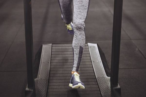 Perbedaan treadmill manual dan elektrik berdasarkan harga (canva.com)