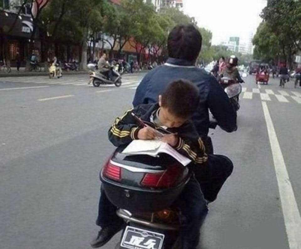 potret orang multitasking (izismile.com)